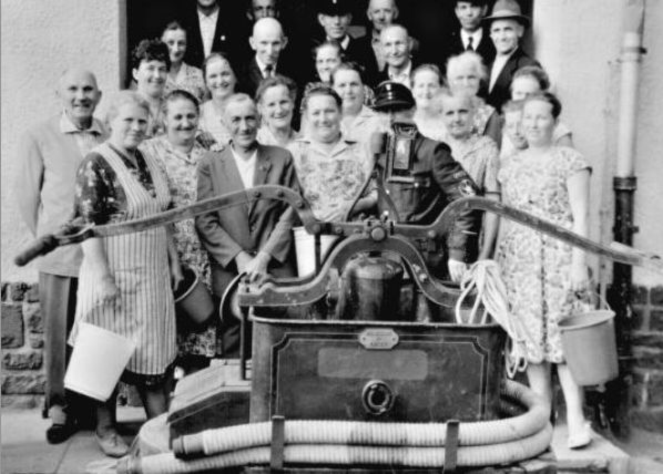 Die „Eimerfrauen“ waren in vergangenen Zeiten wichtige Helfer der Feuerwehrleute. Sie sorgten per Hand für Nachschub an Wasser.