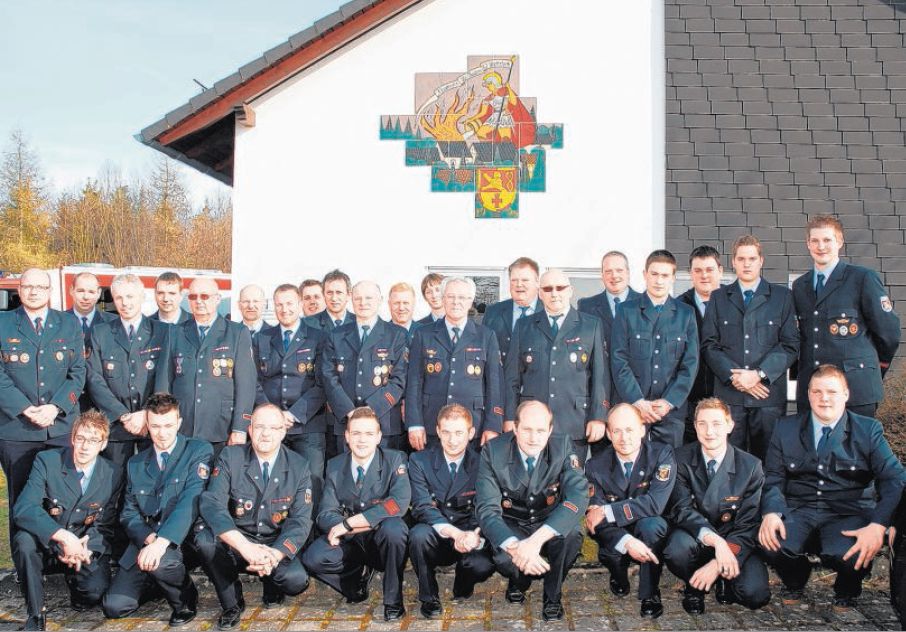 Die Kameraden der Freiwilligen Feuerwehr Weitefeld stellten sich vor dem 1996 bezogenen Feuerwehrhaus auf, wo das 90-jährige Bestehen im Juni gefeiert wird.