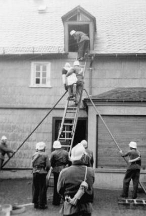 Puppe gesichert: Die Kameraden demonstrierten ihre Leistungsfähigkeit.
