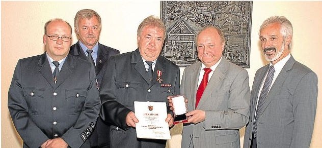 Landrat Michael Lieber (2. von rechts) gratulierte dem scheidenden Wehrleiter der VG Daaden, Peter Pauschert (3. von rechts), zum Goldenen Feuerwehr-Ehrenzeichen am Bande. Sein Nachfolger Matthias Theis (links), Kreisfeuerwehrinspekteur Eckhard Müller (2. von links) und Bürgermeister Wolfgang Schneider freuten sich.