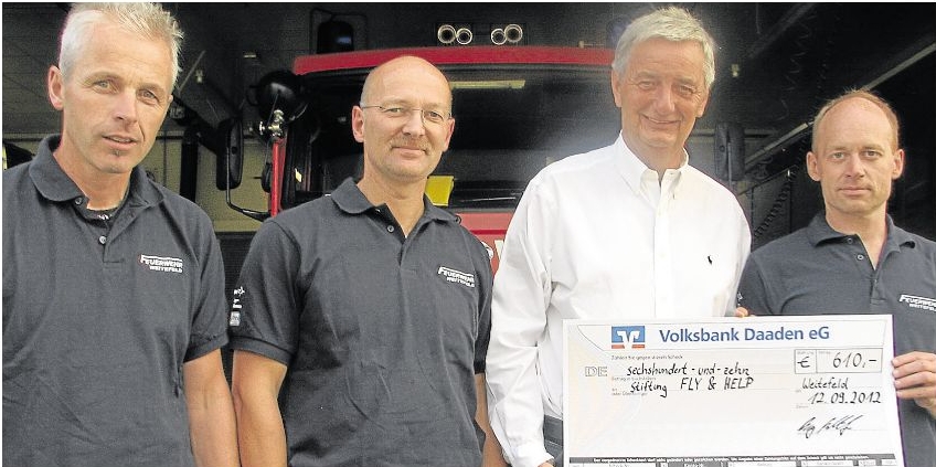 Dank des Engagements der Freiwilligen Feuerwehr Weitefeld können in Ruanda hundert Kinder mehr eine Schule besuchen. Reiner Meutsch (2. von rechts) bedankt sich bei Jörg Hölzemann, Christoph Flug und Kay Kirchhöfer (von links).