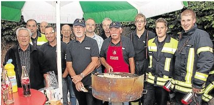 Immer da, wenn man sie braucht: Aktive und ehemalige Weitefelder Feuerwehrleute am Grillstand bei der RZ-Sommertour.