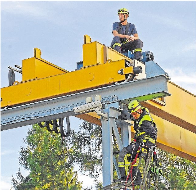 Die Wehrleute der Löschzüge Weitefeld, Derschen-Emmerzhausen-Mauden und Friedewald-Nisterberg zeigten bei der Herbstübung auf dem Gelände der Firma WEW in Weitefeld ein breites Aufgabenspektrum.
