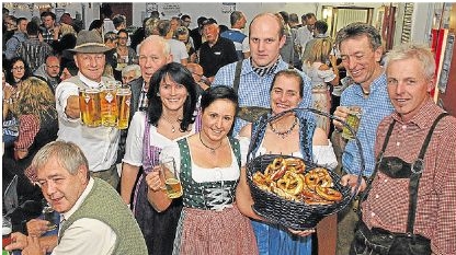 Nicht ganz so groß wie in München, aber trotzdem oho: Beim Oktoberfest des Fördervereins der Freiwilligen Feuerwehr Weitefeld herrschte beste Stimmung. Rund 400 Besucher waren gekommen.