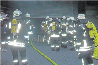 Die freiwilligen Feuerwehren zeigten auch bei der Übung in der Dunkelheit von Elkenroth, dass sie sehr gut harmonieren.