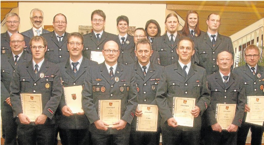 Bei der Verbandsgemeindefeuerwehr Daaden nahmen Bürgermeister Wolfgang Schneider (hintere Reihe 2. v. links) und Wehrleiter Matthias Theis (mittlere Reihe links) zahlreiche Ehrungen vor. Auch Kreisfeuerwehrinspekteur Eckhard Müller (hinten links) gratulierte den Geehrten.