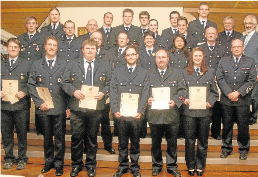 Etliche Bestellungen, Beförderungen sowie Ver- und Entpflichtungen nahmen Bürgermeister Wolfgang Schneider (hinten rechts) und Wehrleiter Matthias Theis (vorne rechts) bei der Verbandsgemeinde-Feuerwehr Daaden vor.