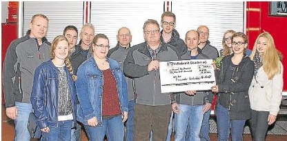 Der Weitefelder Löschzug überreichte der Unnauer Patenschaft einen Scheck in Höhe von 1500 Euro.