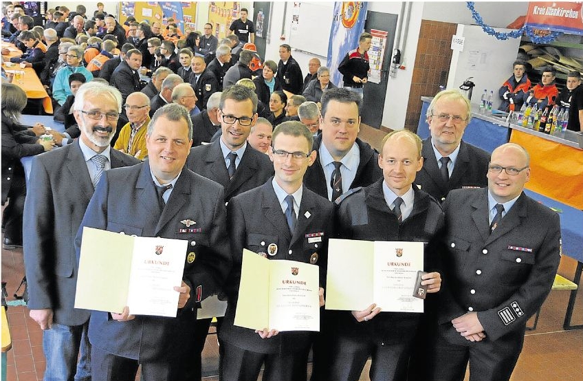 Die Urgesteine der Jugendfeuerwehr Daaden wurden von VG-Bürgermeister Wolfgang Schneider (links) und Wehrleiter Matthias Theis (rechts) ausgezeichnet.