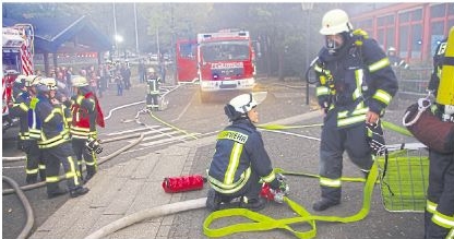 Alle Hände voll zu tun hatten die Aktiven bei der Jahresübung der Feuerwehr am Gebäude der ehemaligen Grundschule.