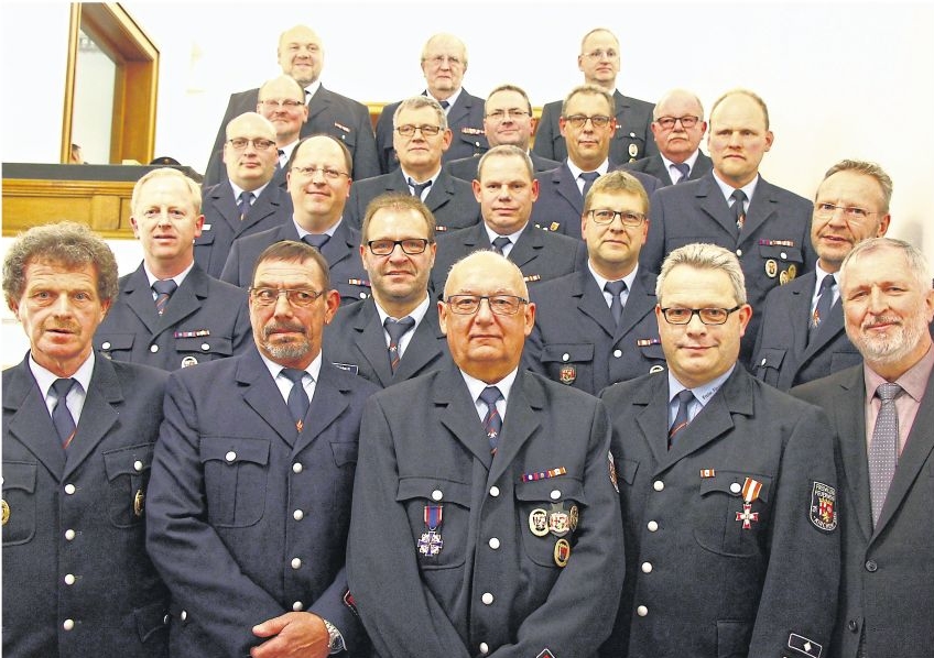 Mit Stolz nahmen 18 Feuerwehrleute jeweils das Ehrenzeichen entgegen. Der Erste Beigeordnete Konrad Schwan (vorne rechts) hielt die Laudatio auf die stets einsatzbereiten Kameraden.